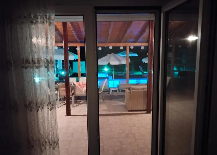 Maria Lemoni Swimming Pool Apartment
